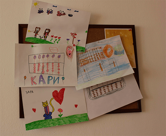 Табло с рисунки на деца от център Менталика на сметалото абак